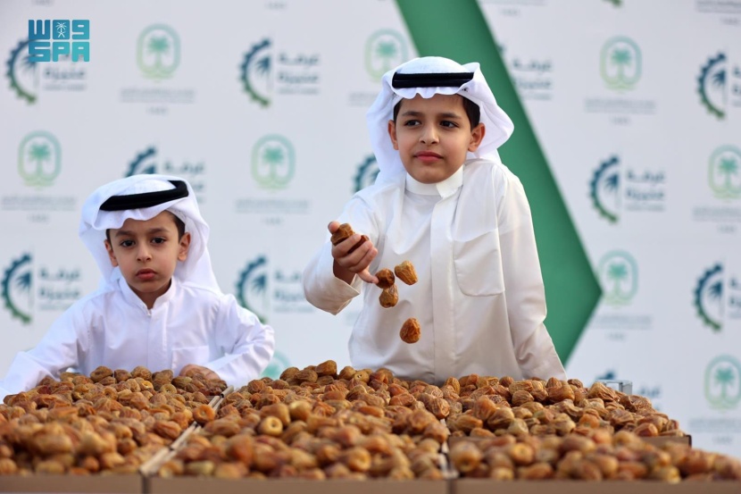 موسم عنيزة الدولي للتمور .. 70 صنفا من التمور يوميا