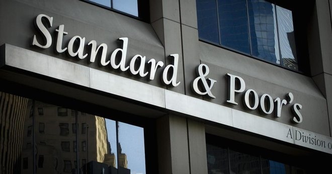على خطى موديز .. ستاندرد آند بورز تخفض تصنيف بنوك أمريكية