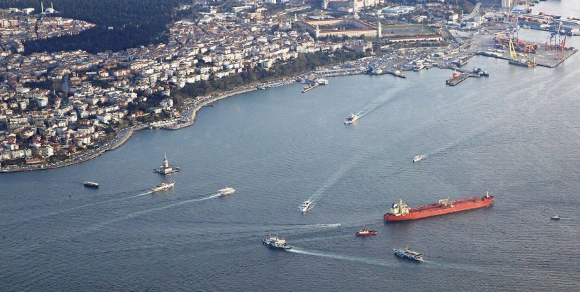 حرائق الغابات توقف الملاحة في مضيق الدردنيل التركي .. 100 سفينة بضائع تنتظر العبور