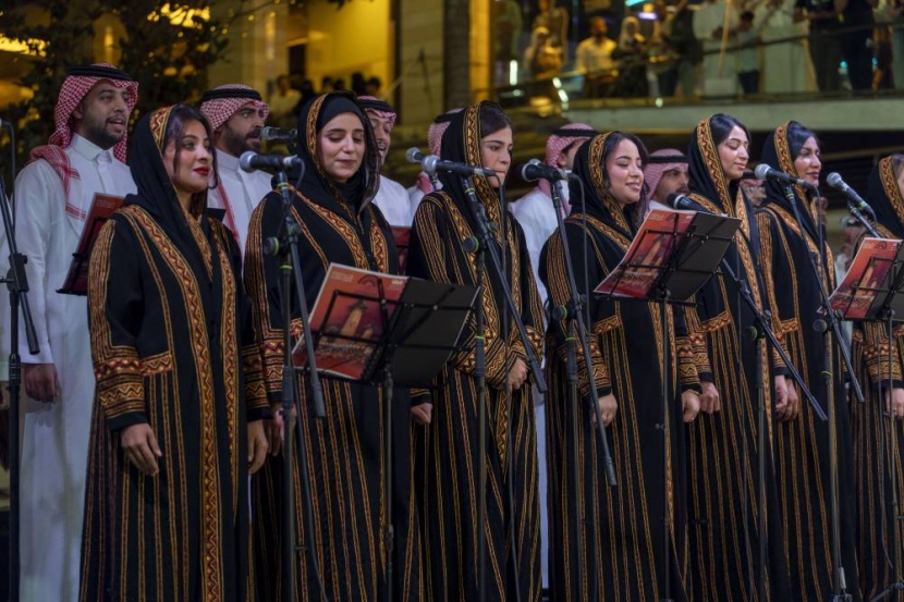 السعوديون يبدعون .. يثرون .. ويطربون زوار مهرجان جرش