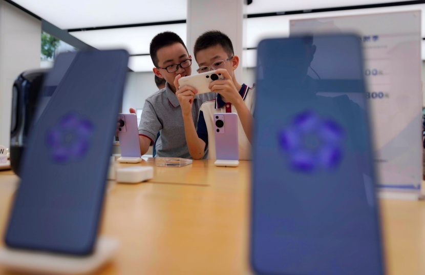أسهم الرقائق الصينية تنتعش بعد إطلاق هاتف جديد لـ "هواوي"
