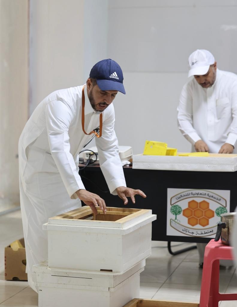 جمعية النحاليين التعاونية بجازان تدرب أكثر من 50 نحالا على أساسيات تربية النحل