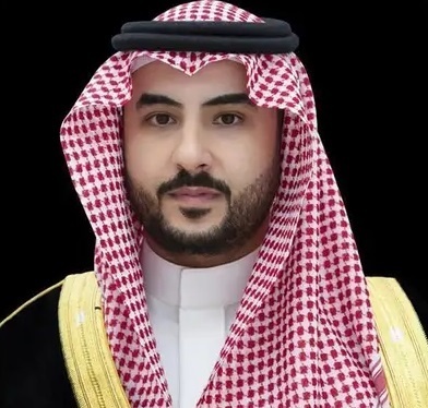 وزير الدفاع يجري اتصالا هاتفيا برئيس مجلس القيادة الرئاسي اليمني