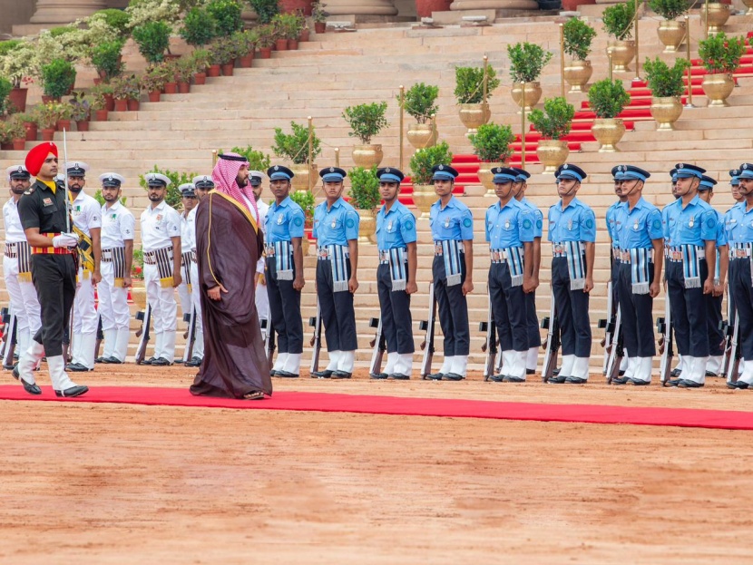 ولي العهد يعقد اجتماعا مع الرئيسة الهندية