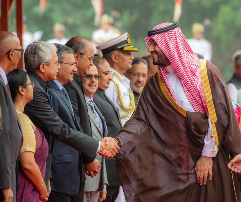 ولي العهد يعقد اجتماعا مع الرئيسة الهندية