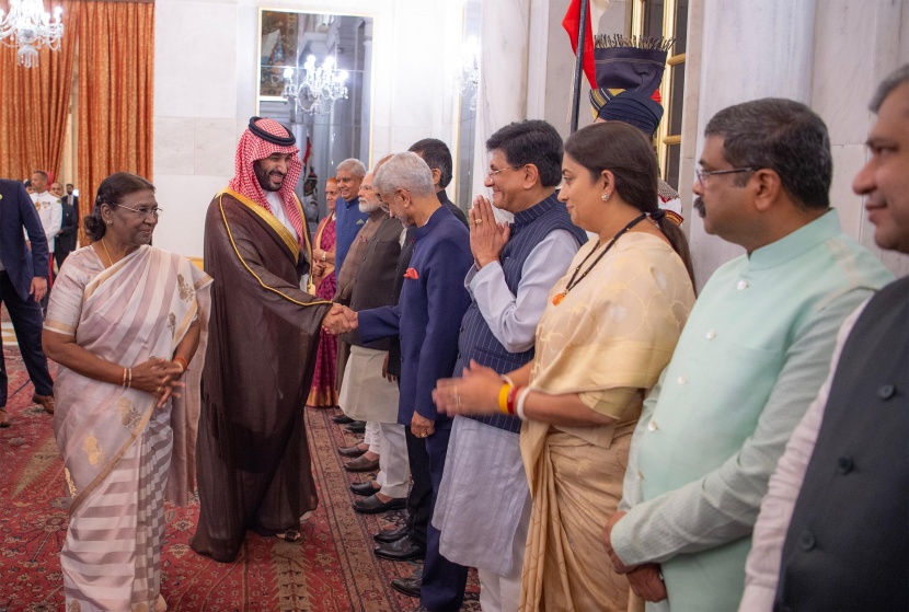 ولي العهد يعقد اجتماعا مع الرئيسة الهندية