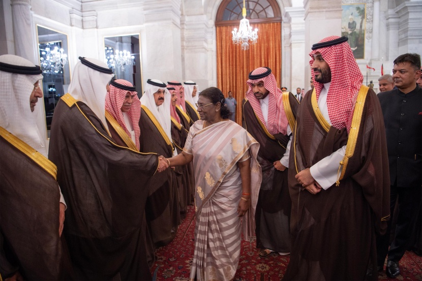 ولي العهد يعقد اجتماعا مع الرئيسة الهندية