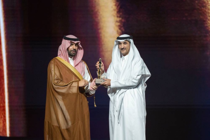 وزير الثقافة يتوج سفراء الثقافة السعودية إلى العالم