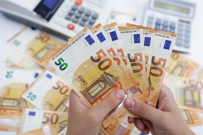اليورو يرتفع من أدنى مستوى في 3 أشهر قبل اجتماع المركزي الأوروبي
