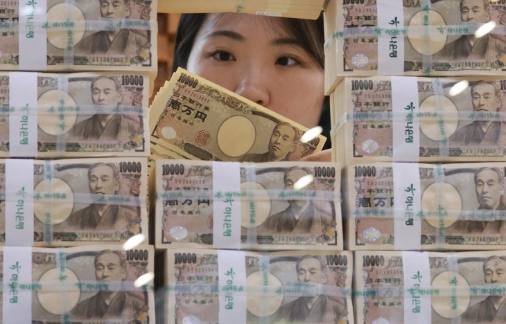 الين الياباني يخطف الأضواء في أسبوع مليء باجتماعات البنوك المركزية 