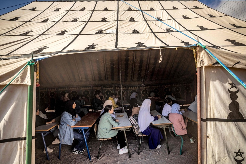  تلاميذ يحاولون نسيان فاجعة زلزال المغرب تحت خيام تحولت إلى مدارس