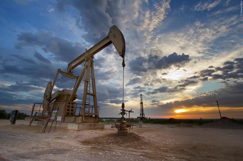 النفط ينخفض مع تغلب مخاوف الفائدة على شح الإمدادات