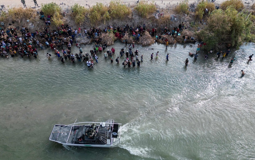 محنة في رحلة نحو الحلم الأمريكي .. مهاجرون يواجهون الموت أثناء عبور النهر