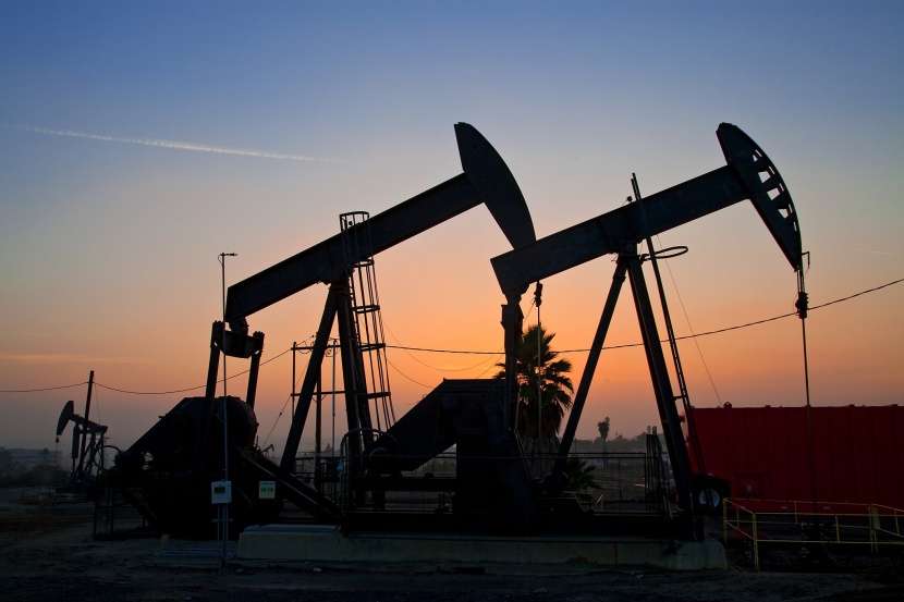 النفط يقفز 2% مع تمديد السعودية وروسيا خفض الإنتاج الطوعي