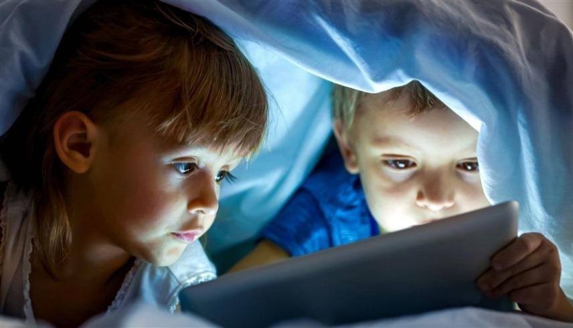 تعرض الأطفال للشاشات الإلكترونية يؤخر نموهم العقلي