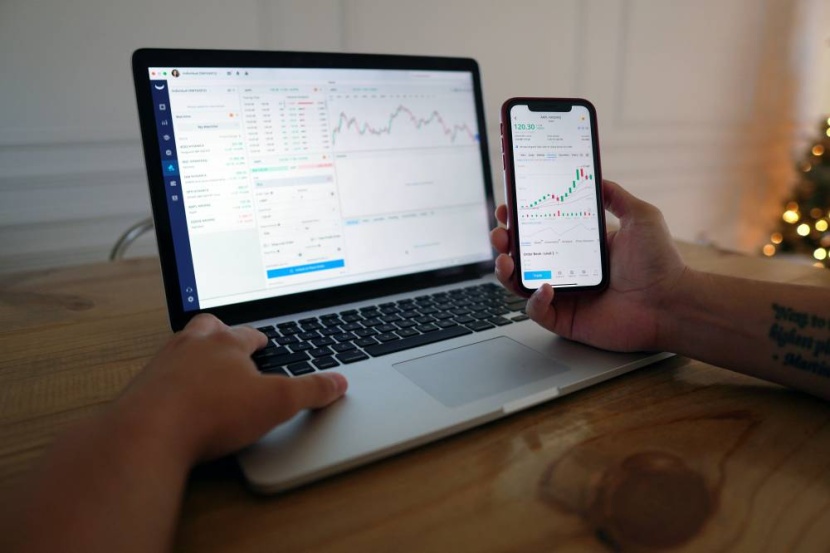 مستثمرون مبتدئون يقلدون المشاهير .. طريق للثراء أم أمان زائف؟