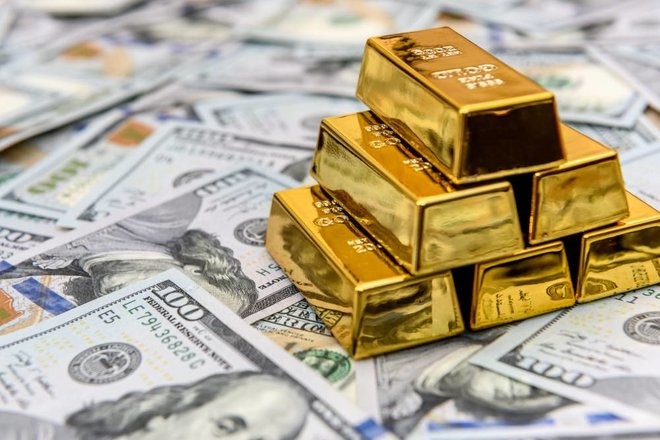 قوة الدولار تضغط على الذهب وتهوي به لأدنى مستوى في 7 أشهر