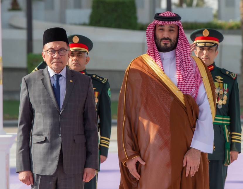 ولي العهد يستقبل رئيس وزراء ماليزيا ويقيم مراسم استقبال رسمية 