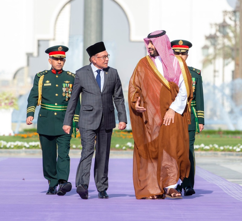 ولي العهد يستقبل رئيس وزراء ماليزيا ويقيم مراسم استقبال رسمية 
