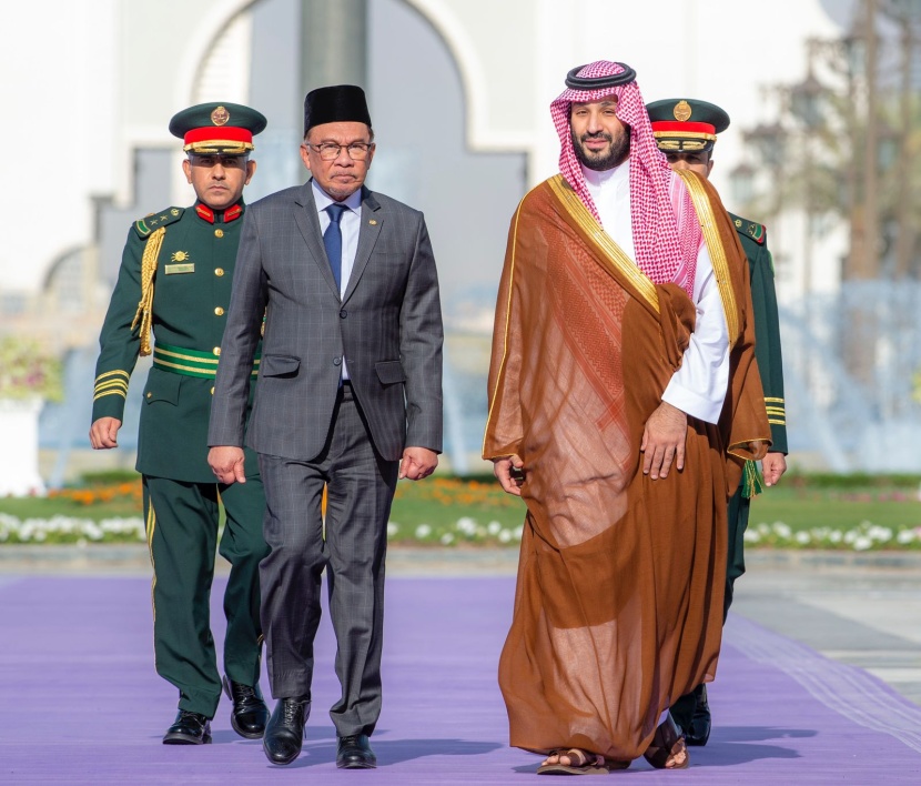 ولي العهد يستقبل رئيس وزراء ماليزيا ويقيم مراسم استقبال رسمية 