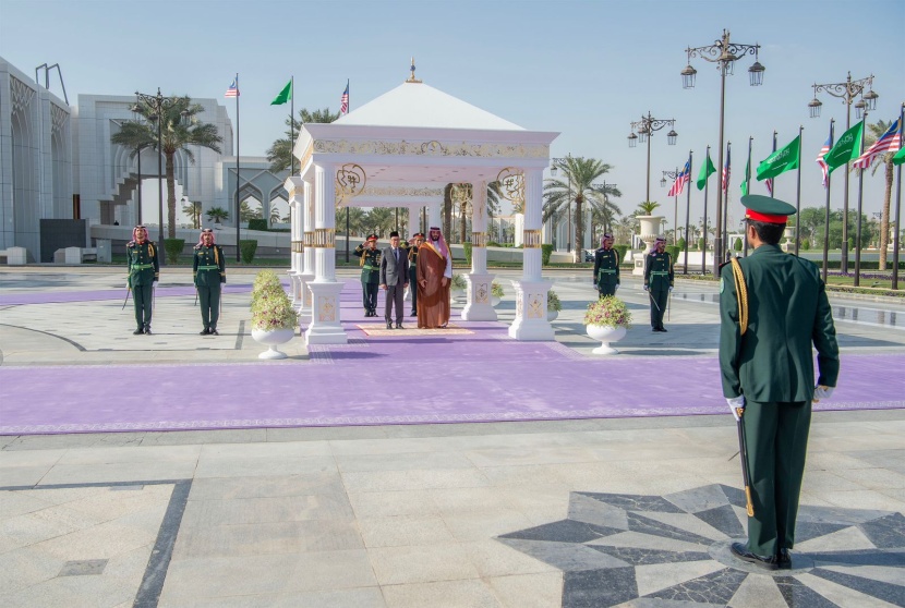 ولي العهد يستقبل رئيس وزراء ماليزيا ويقيم مراسم استقبال رسمية 