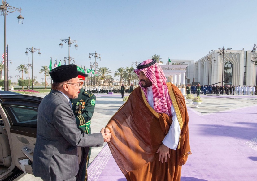 ولي العهد يستقبل رئيس وزراء ماليزيا ويقيم مراسم استقبال رسمية 