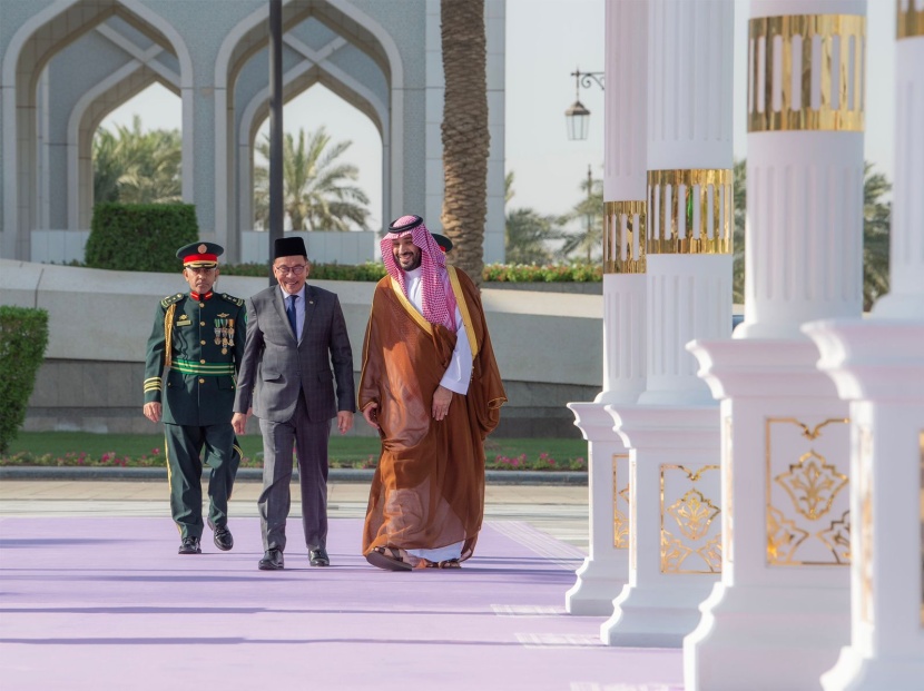 ولي العهد يستقبل رئيس وزراء ماليزيا ويقيم مراسم استقبال رسمية 