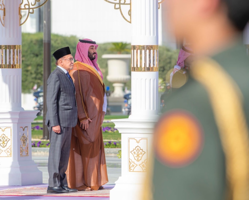 ولي العهد يستقبل رئيس وزراء ماليزيا ويقيم مراسم استقبال رسمية 