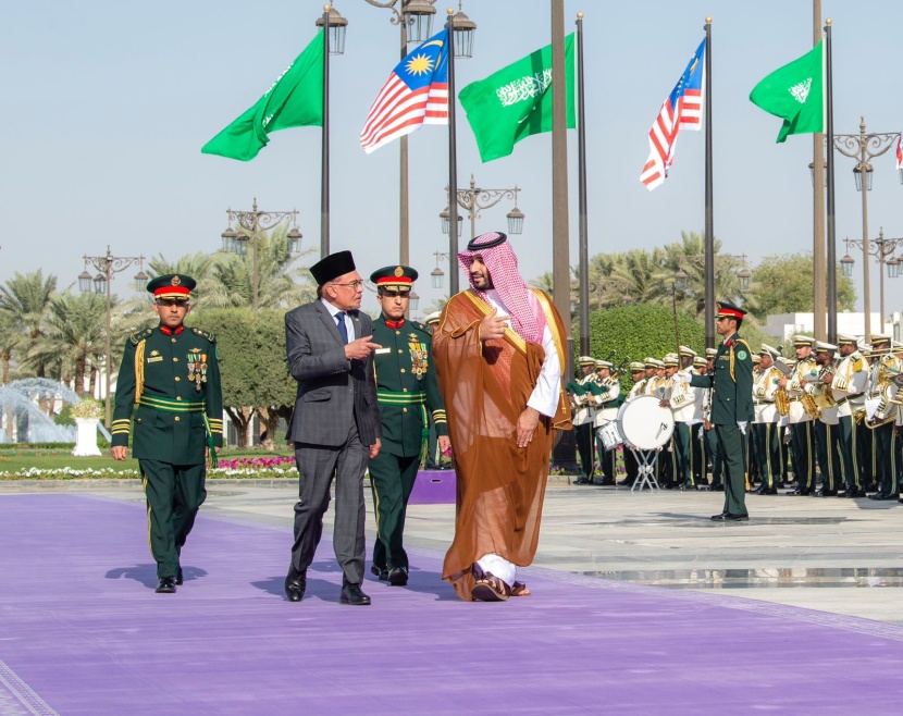 ولي العهد يستقبل رئيس وزراء ماليزيا ويقيم مراسم استقبال رسمية 