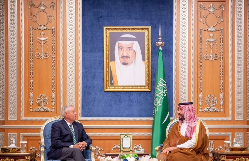 ولي العهد يستعرض مع السيناتور الأمريكي ليندسي غراهام التصعيد العسكري في غزة