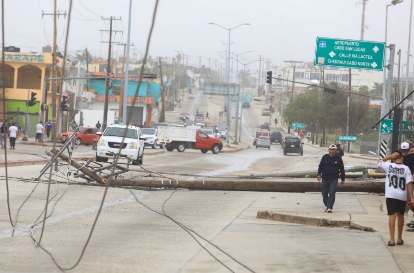 المكسيك .. إعصار نورما يسقط أعمدة الكهرباء