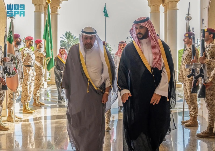 وزير الدفاع يبحث تعزيز التعاون العسكري مع نظيره الكويتي