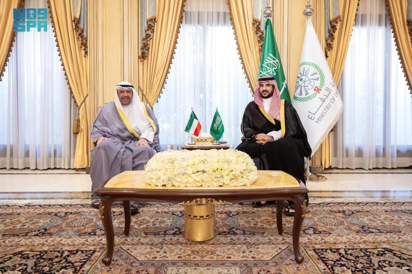 وزير الدفاع يبحث تعزيز التعاون العسكري مع نظيره الكويتي