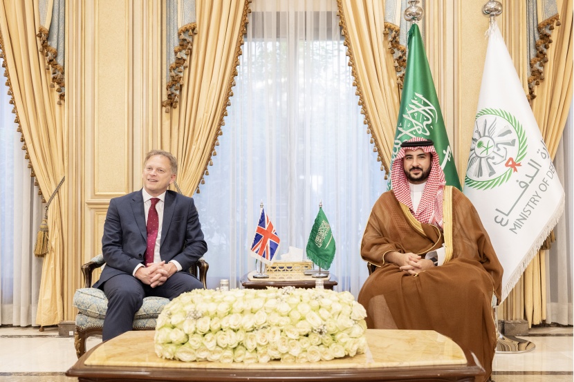 الأمير خالد بن سلمان يؤكد لوزير الدفاع البريطاني ضرورة تهدئة الأوضاع في غزة