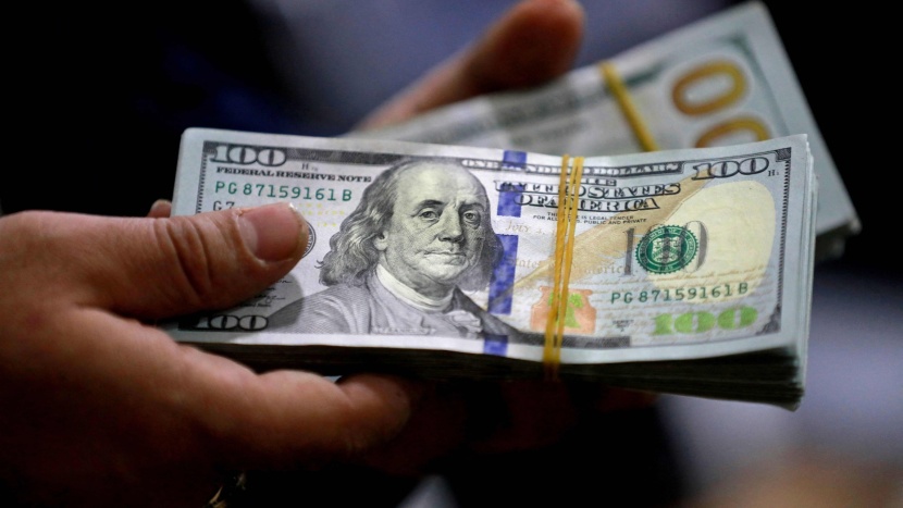 الدولار يرتفع بدفعة من بيانات أمريكية قوية 