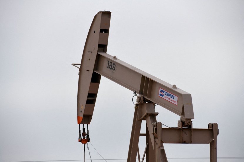 النفط ينخفض بأكثر من 2 % مع انحسار مخاوف الحرب على الإمدادات