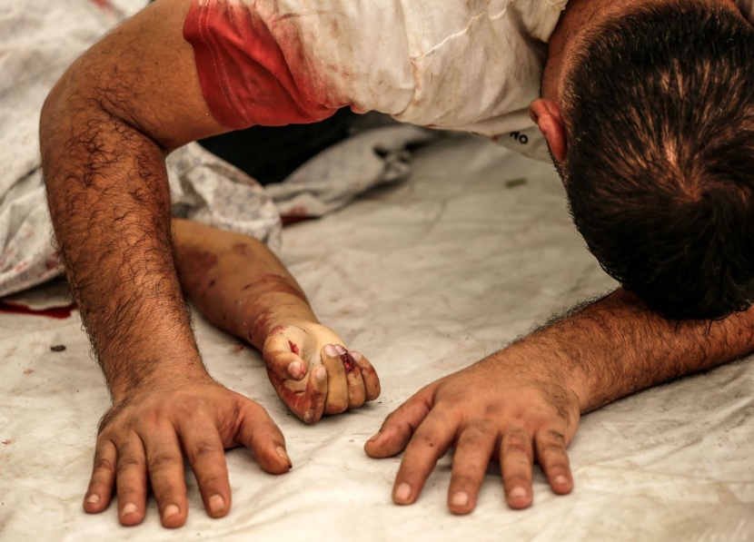 فلسطيني ينعي جثمان ابنه بعد غارة جوية إسرائيلية على غزة