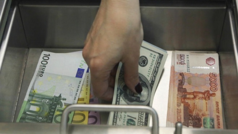النفط يدفع الروبل الروسي لأعلى مستوى منذ أغسطس.. 91.52 للدولار