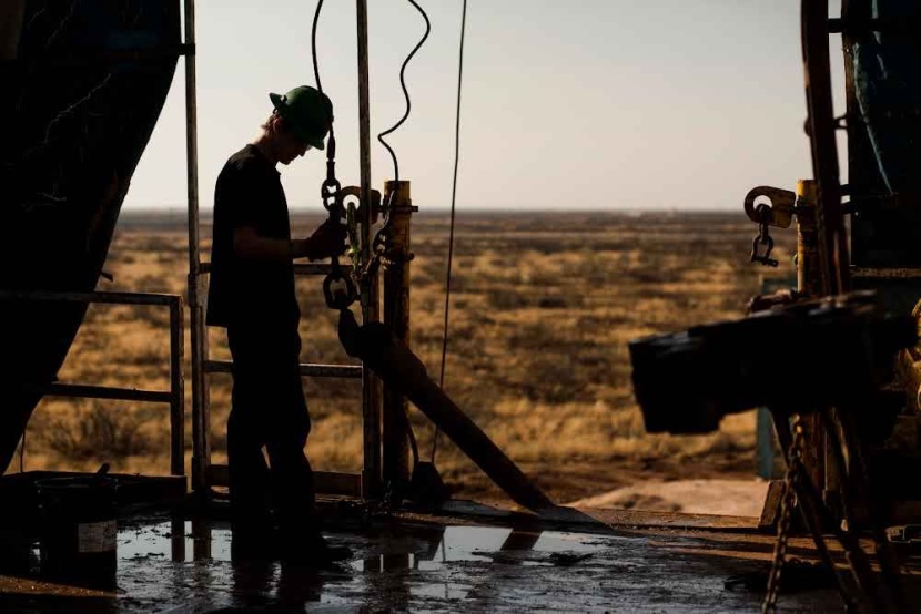 النفط يستقر عند 82.4 دولار وسط غموض بشأن المخزونات الأمريكية