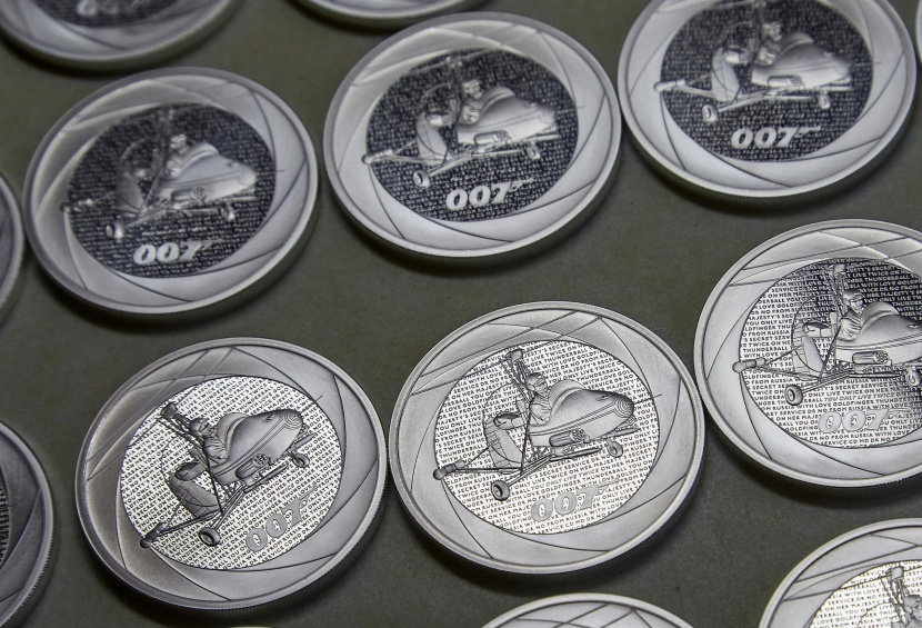 بريطانيا تصدر قطعا نقدية معدنية تحمل صور جيمس بوند