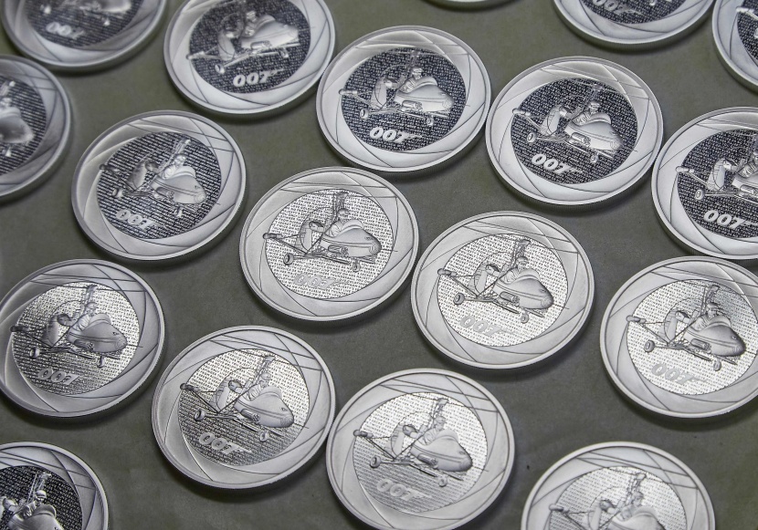 بريطانيا تصدر قطعا نقدية معدنية تحمل صور جيمس بوند