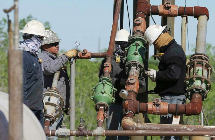 النفط يهبط 4.6% إلى 77.4 دولار .. أدنى مستوى في 4 أشهر