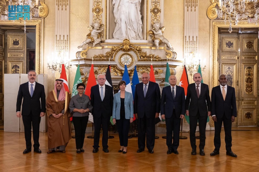 اللجنة الوزارية المكلفة من القمة العربية الإسلامية تعقد اجتماعا مع الرئيس الفرنسي