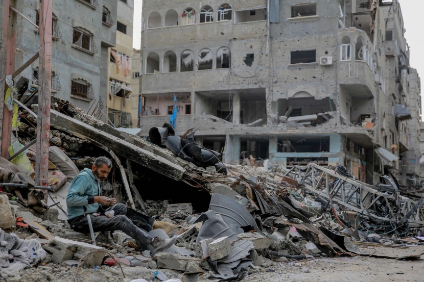 خلال الهدنة .. سكان غزة يتفقدون أنقاض منازلهم المدمرة