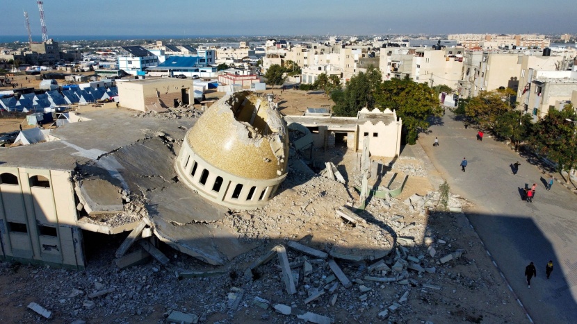 رفع الأذان في غزة من مسجد تعرض للقصف الإسرائيلي