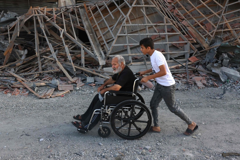 شهر من الحرب والحصار.. غزة تعيش أحزانا يومية وتكابد الصعاب