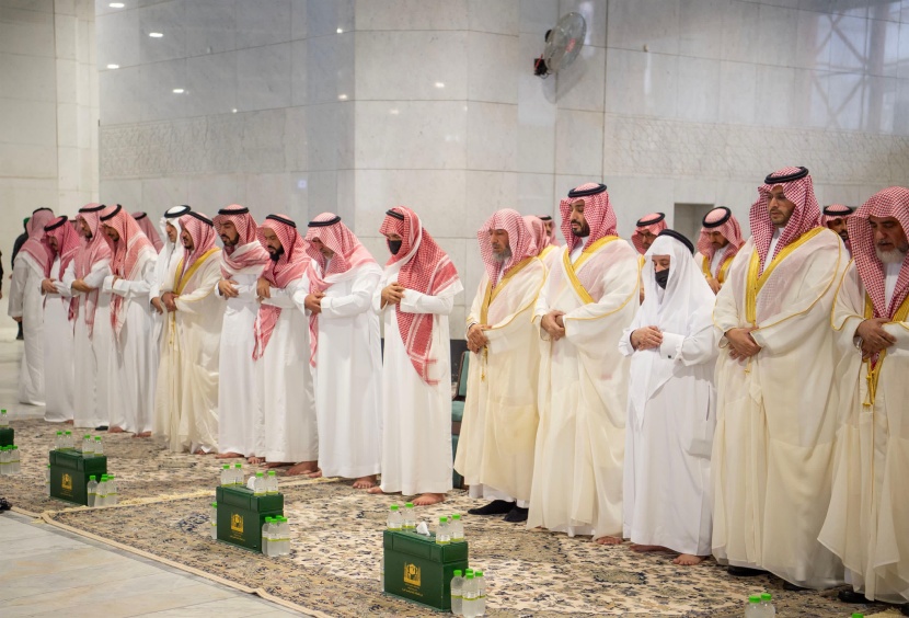 ولي العهد يؤدي صلاة الميت على الأمير ممدوح بن عبدالعزيز