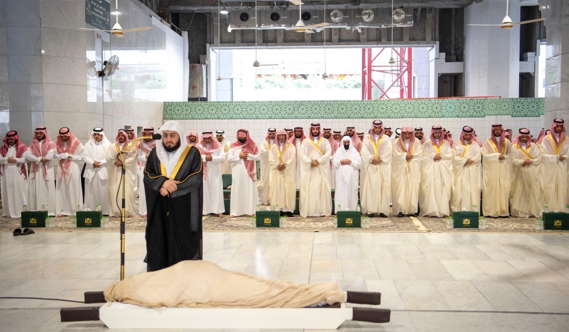 ولي العهد يؤدي صلاة الميت على الأمير ممدوح بن عبدالعزيز
