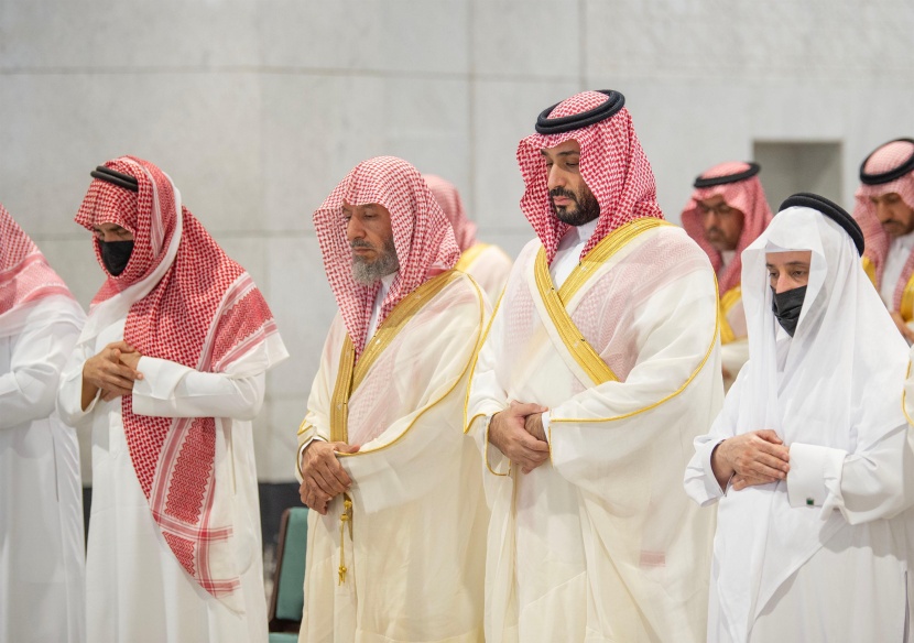 ولي العهد يؤدي صلاة الميت على الأمير ممدوح بن عبدالعزيز