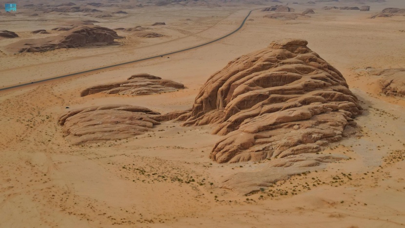 جبل الغلالة درب القوافل بين العلا وتيماء .. وأحد محطات جميل بثينة جبل الغلالة درب القوافل بين العلا وتيماء .. وأحد محطات جميل بثينة
